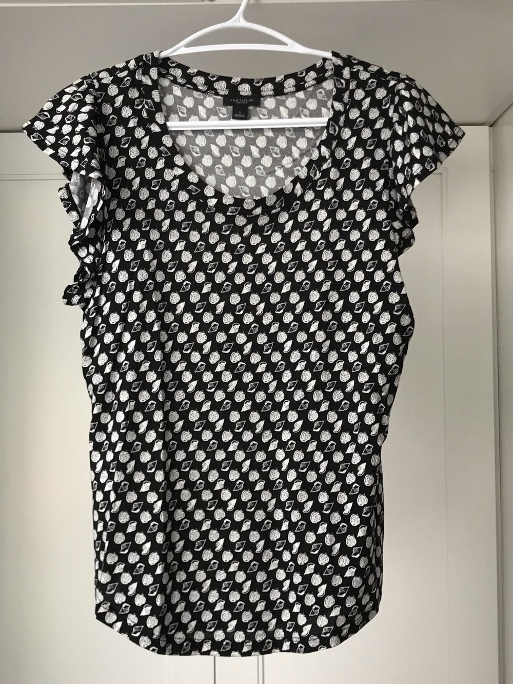 Ann Taylor Factory Black and White Shell Print Short Ruffle Sleeve Top  US S